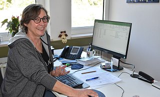 Regina Fleer-Meyer im Generationenbüro, das sich im Rathaus befindet. Zum Jahresende verabschiedet sie sich in den Ruhestand. - Birgit Nolte
