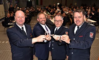 Kreisbrandmeister Dietmar Holtkemper (v.l.), Bürgermeister Veith Lemmen, Löschzugführer Rainer Ermshaus und der Leiter der Feuerwehr Dirk Hollmann zelebrieren für die Presse und für die 200 Gäste eine feierliche Schlüsselübergabe. - Ekkehard Hufendiek