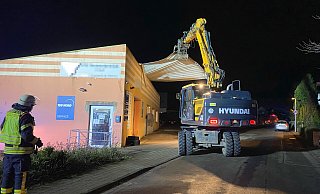 Mit schwerem Gerät holte die Steinhagener Feuerwehr lose Dachteile herunter, bevor diese zu gefährlichen Geschossen im Wind werden konnten. - Feuerwehr Steinhagen