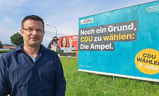 Sascha Morgenstern ist Experte für Körpersprache und Kommunikation. Er hat in Borgholzhausen Europawahl-Plakate analysiert. - Melanie Wigger