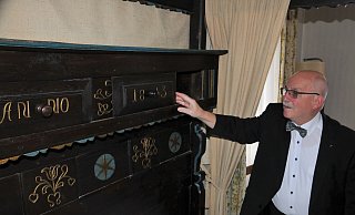 Seit 1976 arbeitet Eddy Hufenbach im Hotel. Er kennt jeden Winkel des Hauses. Hier zeigt er ein Geheimfach im Himmelbett im historischen Brautzimmer. Auf dem Holz ist in goldener Schrift das Entstehungsjahr des antiken Möbelstücks zu erkennen: Anno 1813. - Frank Jasper