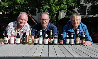 Reiner Stodieck von der Werbegemeinschaft (v. l.), Stefan Vahle von der Freiwilligen Feuerwehr und Michael Huxohl von der HSG Werther-Borgholzhausen zeigen schon einmal eine kleine Auswahl außergewöhnlicher Biersorten, die es beim Bierfest zu verkosten gibt. - Anja Hanneforth, HK