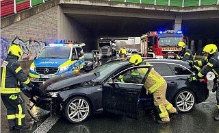 Durch die Einsatzkräfte der Feuerwehr wurden zunächst die Batterien der Unfallfahrzeuge zur Verminderung der Brandgefahr abgeklemmt. - Feuerwehr Borgholzhausen