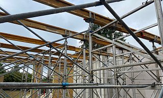 Im Teil 1 der Grundschule Gartnisch haben am Donnerstag die Vorbereitungsarbeiten für das Gießen der Betondecke zum Obergeschoss begonnen. - Matthias Foede