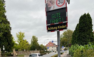 Die Anzeige wünscht diesem Verkehrsteilnehmer eine „Gute Fahrt". Er hat sich auf der Ravensberger Straße in Höhe vom CJD an die erlaubten Tempo 30 gehalten. Wer zu schnell ist, der wird ans Langsamfahren erinnert. - Tasja Klusmeyer, HK