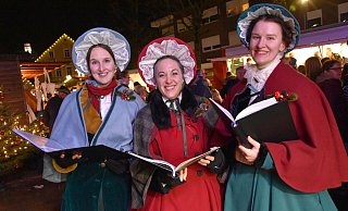 Die "Christmas Carollers" beeindrucken mit tollen Stimmen und aufwendigen Kostümen. - Birgit Nolte