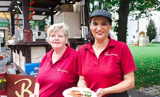 Petra Grottendiek (l.) und Karin Koll kennen Kartenzahlung von größeren Events - kurz nach Stadtfestival-Beginn holen sie das Lesegerät raus. - Andre Schneider