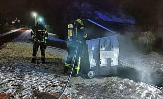 Am Samstag brannte ein Papiercontainer an der Osningstraße. - Feuerwehr Borgholzhausen