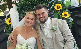 Alissa und Lars Eppe nehmen nach der Trauung in der Bockhorster Dorfkirche auf dem Hochzeitstraktor Platz. - Marion Bulla