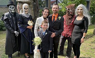 Halloween ist einfach ihr Ding! Klar, dass die Erschrecker-Bande vom Versmolder Horror-Hof bei der standesamtlichen Trauung von Nicole und Patrick Overkamp (zusammen mit Sohn Sam-Jaden) dabei ist. - Tasja Klusmeyer