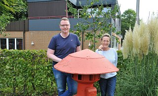 Ordnungsamtsleiterin Ellen Strothenke und Krisenmanager Jan Philipp Merks an einer alten Sirene am Feuerwehrgerätehaus, die inzwischen nur noch als Schmuckstück dient. Doch das Sirenen-Netz wird aktuell wieder ausgebaut. - Frank Jasper