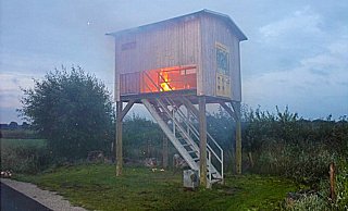 Teile der Aussichtsplattform am Versmolder Bruch in Flammen: Das Feuer wurde offenbar absichtlich gelegt. Die Polizei sucht Zeugen. - Polizei Gütersloh