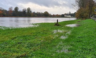 Die Hörster Feuchtwiesen entlang der Versmolder Straße stehen derzeit unter Wasser. Eine Gefahr besteht allerdings bisher noch nicht, entscheidend könnte das Wetter der kommenden Tage sein. - Marc Uthmann