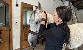Verspannungen auf der Spurt: Laura Lindemann tastet auch den Kopf behutsam ab. - Heiko Kaiser