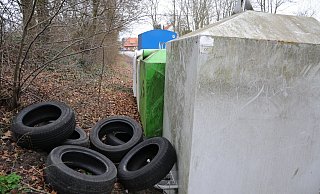 An der Bockhorster Grundschule wurden neulich hinter dem Container Autoreifen abgeladen. - Tasja Klusmeyer, HK