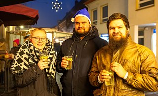 Für Ina Raubart (v. l.), Niklas Reinker und Sören Veips stimmt sowohl das Ambiente an der "Heißen Hütte" als auch die Getränke-Auswahl. - Andre Schneider