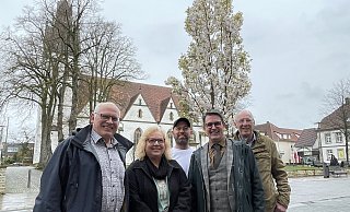 Zartrosa blühen die Kirschbäume zurzeit in der Versmolder Innenstadt. Sie sind Namensgeber für die jüngste Veranstaltung der IGEV: das Kirschblütenfest. Roland Bredow (v. l.), Rosi Dieckmann-Rose, Sascha Hinnendahl, Dirk Ludewig und Peter Sochart stellen das Programm vor. - Tasja Klusmeyer