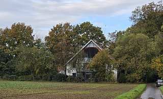 Heute ist das frühere Gefängnis am Arroder Weg ein Wohnhaus für mehrere Parteien und liegt versteckt hinter Bäumen. - Silke Derkum-Homburg