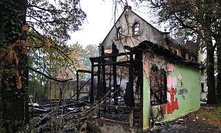Das Steinhagener Landhaus war ein Ort mit Geschichte(n). Während der Nutzung als Bordell standen immer wieder gesellschaftspolitische Botschaften auf der Fassade. - Frank Jasper