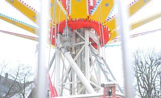 Der Kettenflieger blieb bei der Kirmes "Halle blüht auf" mit 21 Fahrgästen auf gut 20 Metern Höhe stehen. Nun hat der TÜV den Grund dafür gefunden. - Nicole Donath