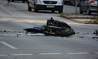 Der Motorradfahrer aus Gummersbach erlitt bei dem Unfall schwere Verletzungen. Mit einem Rettungswagen wurde er in ein nahe gelegenes Krankenhaus gefahren. - Pixabay Themenfoto