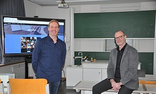 MINT-Koordinator Andreas Frerkes (l.) und Schulleiter Stefan Binder empfehlen einen pragmatischen Umgang mit Künstlicher Intelligenz im Unterricht. - Frank Jasper