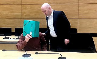 Strafverteidiger Sascha Haring mit seinem Mandanten, dem angeklagten Ehemann (73) von Marion S. Er ist vom Landgericht Bielefeld zu lebenslanger Haft wegen Mordes verurteilt worden. - Wolfgang Wotke