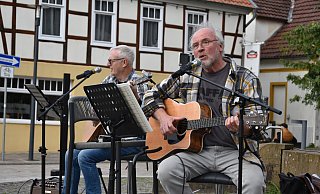 Jürgen Keil (l.) und Götz Dräger spielten als die „Good OWL Boys“ viele bekannte Hits. Der pensionierte Haller Stadtverwaltungsdirektor und der Veranstaltungstechniker für Peter Maffay wählten das Straßenmusikfestival für ihre Premiere. Fotos: Birgit Nolte - Birgit Nolte
