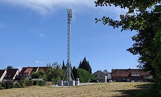 Lange mussten Kunden von O2 auf einen besseren Handyempfang in der Innenstadt warten, mit dem neu aufgestellten mobilen Mast unweit des Friedhofs dürfte es nun eklatant besser werden. - Anja Hanneforth