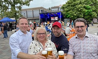 Bürgermeister Michael Meyer-Hermann (v. l.), Rosi Dieckmann-Rose, Sascha Hinnendahl und Dirk Ludewig stoßen auf die Eröffnung des Stadtfestivals auf. - Tasja Klusmeyer