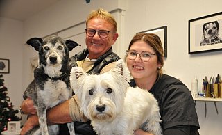 Hans-Joachim Neumann mit Hunde-Omi Lara und Eliza Ciurkot mit West Highland White Terrier Lucky. - Frank Jasper