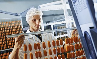 Der Wurstmarkt - hier die Produktion bei Stockmeyer - durchläuft weiterhin grundlegende Veränderungen. Und die gestalten die Handelsriesen aktiv mit. - Stockmeyer