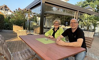 Kerstin und Matthias Wiltmann verlängern die Saison in ihrer Oase. Von der Großbaustelle (zu sehen im Hintergrund) lassen sie sich nicht beirren. - Tasja Klusmeyer