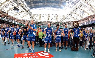 Jubel des TBV Lemgo Lippe im einstigen Gerry-Weber-Stadion - der heutigen OWL Arena. Damals feierte der Handball-Bundesligist seinen Sieg über den THW Kiel. Im nächsten August gibt es beim SoTech-Cup in der Haller Multifunktionsarena ein Wiedersehen. - Nicole Donath