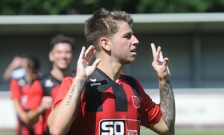Leandro Ricker Rasteiro und der SC Peckeloh grüßen seit Sonntagabend als Tabellenführer der Fußball-Westfalenliga. - Dennis Bleck