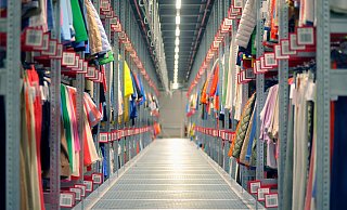 Symbolischer Blick in einen langen „Textiltunnel“ im Logistikzentrum Walbusch. Weist er den Weg aus der Krise. - Nicole Donath
