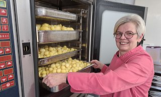 Vorbereitung ist alles: Gratin und Bratkartoffeln gehören auf jedes klassische Buffet. An ruhigen Vormittagen ist Heike Lohöfener alleine in ihrer Küche und arbeitet vor. - Silke Derkum-Homburg