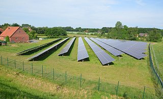 In Versmolds Nachbarschaft könnte, wie hier an der A33 zwischen Hesselteich und Casum, eine noch größere Freiflächen-Photovoltaik-Anlage entstehen. - Andreas Großpietsch