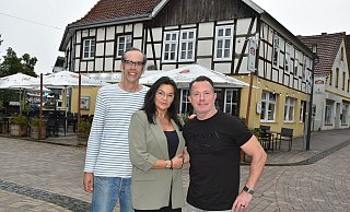 Jonka Boge übergibt das Steinhäger Häuschen an Maida und Ilias Ntinos. Damit erfüllt sich für das branchenerfahrene Steinhagener Ehepaar ein lang gehegter Gastro-Traum. - Birgit Nolte