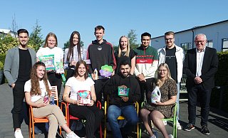 Personalreferent Aytürk Gecim (hinten, von links), die neuen Azubis Linja Redecker, Lara Dieckmann und Joshua Bulla, Lara Korpusch, Colin-Maurice Bülow, Jonas Zühlke (alle fertige Azubis) und Andreas Grube (Human Ressources) sowie (vorne, von links) Zoè Bosbotinis, Julia Schmidt und Mete Külah (alle neue Azubis) und Ex-Auszubildende Ann-Kathrin Haufen bei der Vorstellung des neuen Jahrgangs. - Flexicon