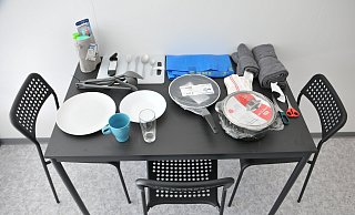 Dosenöffner und Zahnbürste: So sieht das Erstversorgungspaket aus, das die Gemeinde Steinhagen allen Geflüchteten in den Unterkünften zur Verfügung stellt. - Frank Jasper