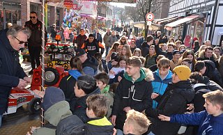 Frank Hofen, Innenstadtmanager in Halle, teilt zur Eröffnung der Frühjahrskirmes kostenlose Tickets für die Fahrgeschäfte aus. Die Kinder und Jugendliche reißen sich drum. - Ekkehard Hufendiek