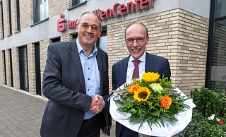 Sparkassen-Chef Gerold Momann (l.) gratuliert Dietrich Krumkühler zu seinem äußerst seltenem Dienstjubiläum. - Andre Schneider