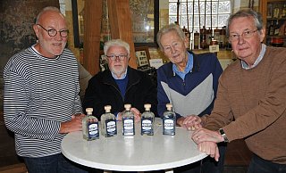 Peter Eikmeyer (v. l.), Erhard Glösenkamp, Horst Feye und Wolfgang Nölle vom Team des Historischen Museums präsentieren das neueste exklusive Produkt. - Frank Jasper