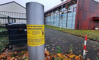 Direkt neben der Bushaltestelle der Grundschule Hörste misst eine Sonde die Radioaktivität. - Jonas Damme