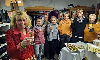 Andrea Waschbüsch und ihr Team stoßen auf den neuen Laden an. - Jonas Damme
