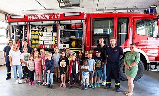 Die Kinder der OGS Oesterweg und Peckeloh waren zum Ferienprogramm bei der Feuerwehr in Oesterweg zu Besuch. - Andre Schneider