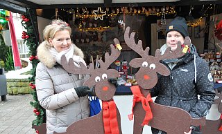 Achtung: Rentiere kreuzen den Kirchplatz: Sabine Sverin (l.) und Stina Stüker am Stand der Kitas Ströhen und Brockhagen. - Frank Jasper