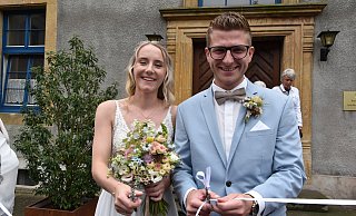 Schnipp, schnipp, schnipp ins Eheglück: Melissa Motzkau und Marvin Morgenroth sind seit Freitag verheiratet. - Birgit Nolte