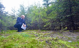 Strafverteidiger Sascha Haring am Leichenfundort von Marion S. (68) auf einer Lichtung im Kölkebecker Naturschutzgebiet Barrelpäule. Nach wie vor ist nicht offiziell geklärt, ob die Frau tot oder lebend zu diesem Ort gelangte. Und mehr noch, wie. - Wolfgang Wotke